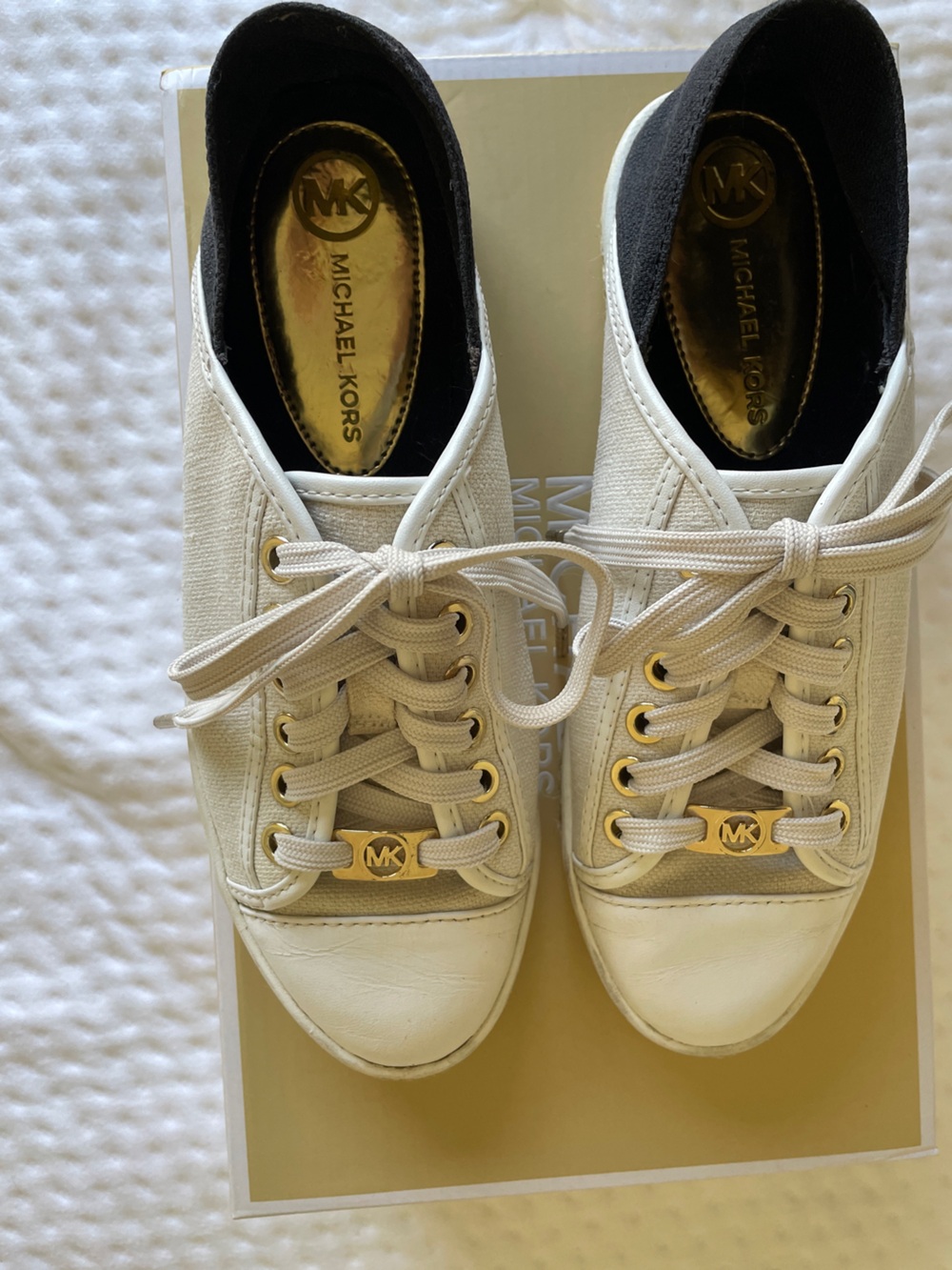 Michael Kors Kristy Slide. Cream and Black Low-Top Sneakers with Gold Hardware